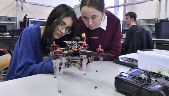 러시아의 한 고등학교에서 학생들이 무인기(드론) 조립 실습 수업을 하는 모습. 지난해부터 러시아 고등학교에서 드론 수업이 기본군사교육으로 채택된데 이어 올해 교과서도 채택됐다. 텔레그램