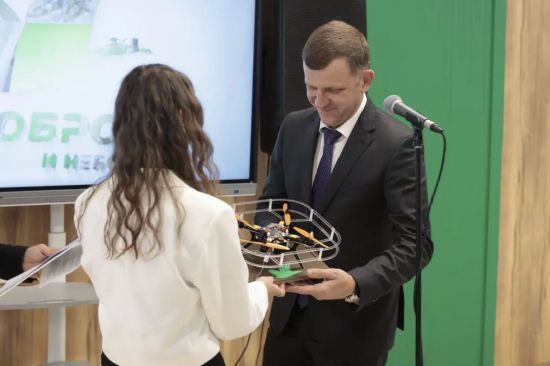 지난달 27일(현지시간) 러시아 크로스노다르시에 세워진 어린이 무인기(드론) 훈련학교 개교식에 참석한 예브게니 나우모프 크로스노다르 시장의 모습. 텔레그램