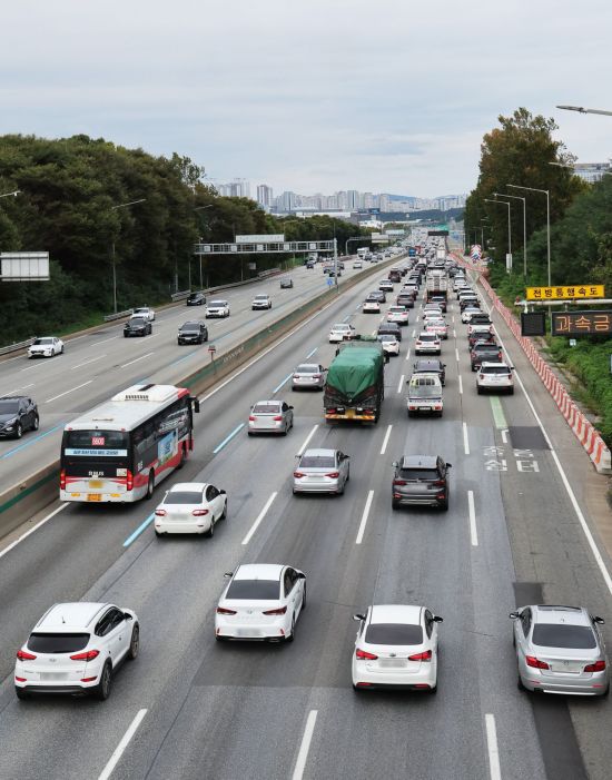 추석 연휴 마지막 날인 9일 경기도 오산시 경부고속도로 오산IC 부근 서울 방향(오른쪽)이 정체되고 있다. 연합뉴스
