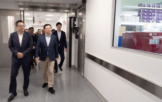신동빈 롯데그룹 회장(앞줄 오른쪽)이 지난 5일 미국 뉴욕주에 위치한 롯데바이오로직스 시러큐스 바이오 캠퍼스를 찾아 지난 3월 준공 후 본격 가동에 들어간 ADC 생산시설을 시찰하고 있다. 롯데지주 제공
