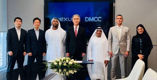장현국 넥써쓰 대표(왼쪽에서 네번째)가 8일 두바이 복합상품센터(DMCC)와 파트너십을 체결하고 기념사진을 촬영하고 있다. 넥써쓰 제공