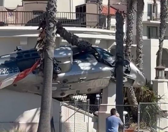 11일(현지시간) 미국 캘리포니아 헌팅턴비치에서 비행 중인 헬기가 추락해 5명이 다쳤다. 사회관계망서비스(SNS) 캡처