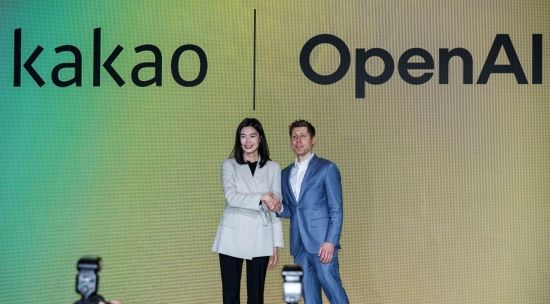 챗GPT 개발사 오픈AI 창업자인 샘 올트먼 최고경영자(CEO)와 정신아 카카오 대표가 지난 2월 열린 '카카오 미디어데이'에서 악수하고 있다. 강진형 기자