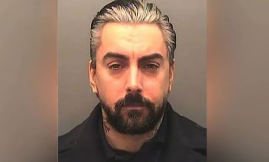 아동 성범죄 혐의로 유죄 선고를 받은 2013년 이안 왓킨스의 모습. BBC