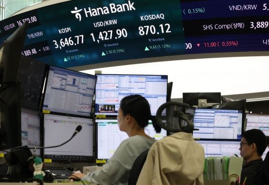 코스피가 장중 사상 최고치를 경신한 14일 서울 중구 하나은행 딜링룸 현황판에 코스피, 원·달러 환율 등이 표시돼 있다.