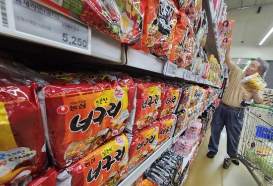 10일 서울의 한 대형마트 라면판매대 모습. 2025.06.10
