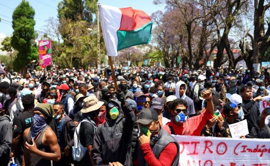 지난 9일(현지시간) 마다가스카르 안타나나리보에서 빈번한 정전과 물 부족 문제로 전국적으로 청년이 주도하는 시위에서 한 시위자가 깃발을 흔들고 있다. 로이터연합뉴스