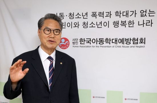 이배근 한국아동학대예방협회장이 지난달 18일 아시아경제와 인터뷰를 하고 있다. 윤동주 기자