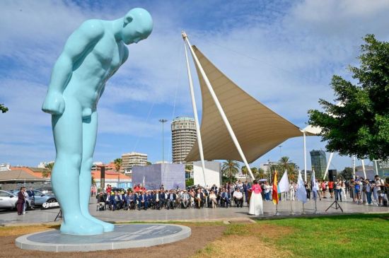 주스페인 대사관 라스팔마스분관이 14일(현지 시간) 한국과 스페인 수교 75주년을 기념해 이날 라스팔마스 라루스항에서 ‘그리팅맨(greeting man)’ 기념조각상 제막식을 개최했다. 주스페인 대사관 라스팔마스 분관