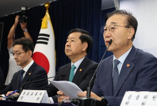 김윤덕 국토교통부 장관이 15일 서울 종로 정부서울청사에서 열린 주택시장 안정화 대책 합동브리핑에 참석, 부동산 대책을 발표하고 있다. 이날 발표에는 구윤철 경제부총리 겸 기획재정부 장관을 비롯해 이억원 금융위원장, 윤창렬 국무조정실장, 임광형 국세청장이 참석했다. 조용준 기자