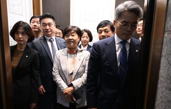 15일 서울 서초구 대법원에서 열린 국회 법제사법위원회 '현장 국정감사'에 앞서 열린 전체회의에서 추미애 위원장이  대법원장의 대선 개입 의혹과 관련해 사건 수사기록에 대한 전자문서 접속 로그기록을 확인하러 이동 하고 있다. 2025.10.15 국회사진기자단