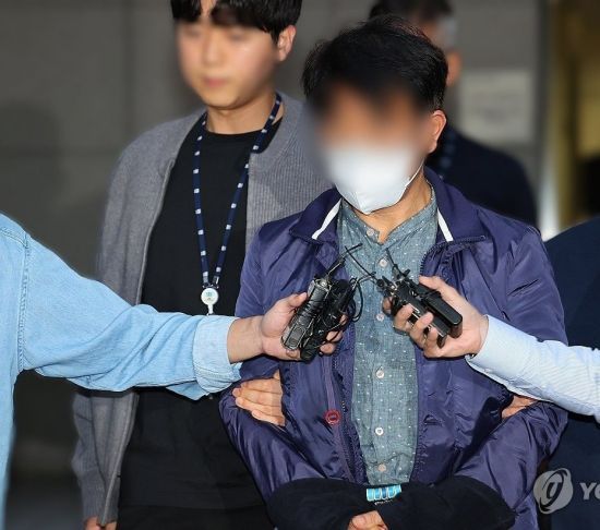 해양경찰관 고(故) 이재석(34) 경사의 순직 사건과 관련해 검찰의 수사를 받는 인천해양경찰서 영흥파출소 전 팀장 A 경위가 15일 인천지방법원에서 열린 구속 전 피의자 심문(영장실질심사)을 마친 뒤 법원을 나서고 있다. 연합뉴스