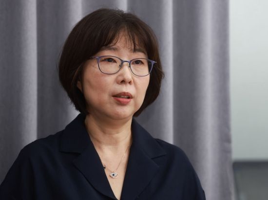 유선경 작가가 서울 충무로 아시아미디어타워에서 인터뷰하고 있다. 유 작가는 오래 전부터 표현력의 중요성을 인지하고 어휘력을 다룬 책들을 출간해 수십만 부의 판매고를 기록했다. 허영한 기자