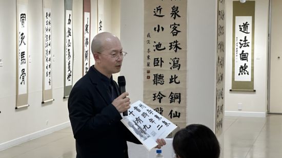 이동천 작가가 16일 서울 명동 갤러리1898에서 기자간담회를 갖고 첫 서예전 ‘천상운집’(千祥雲集)에 대해 설명하고 있다. 본인 제공