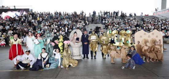 지난달 국립중앙박물관에서 열린 '2025 국중박 분장대회'에서 참가자들이 분장을 한 채 기념촬영을 하고 있다. 연합뉴스