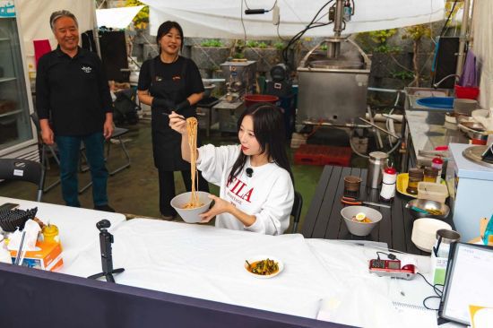 인기 먹방 유튜버 쯔양이 지난 17일 현장을 방문해 춘천막국수와 닭갈비를 즐기며 촬영을 진행하고 있다. 춘천시 제공