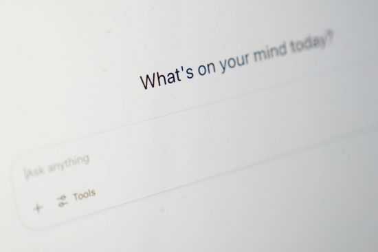 AI 챗봇과의 대화에 지나치게 빠져들거나 우울증에 걸리는 사례도 나오고 있다. AP연합뉴스