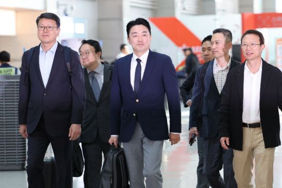 강훈식 대통령 비서실장, 곽태신 대통령실 국방비서관 등 전략경제협력 특사단이 19일 인천국제공항 제1터미널을 통해 독일 프랑크푸르트로 출국하고 있다. 연합뉴스