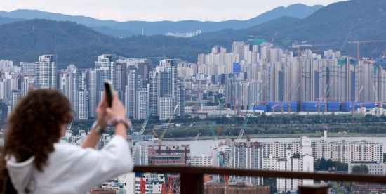 서울 남산에서 바라본 서초·용산구 일대 아파트 단지 모습. 연합뉴스