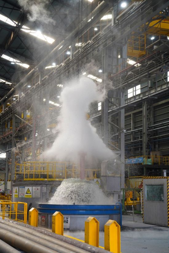 포신 제품을 약900도까지 가열해서 물로 상온까지 냉각하는 퀜칭 열처리 작업이 진행되고 있다. 세아홀딩스 제공