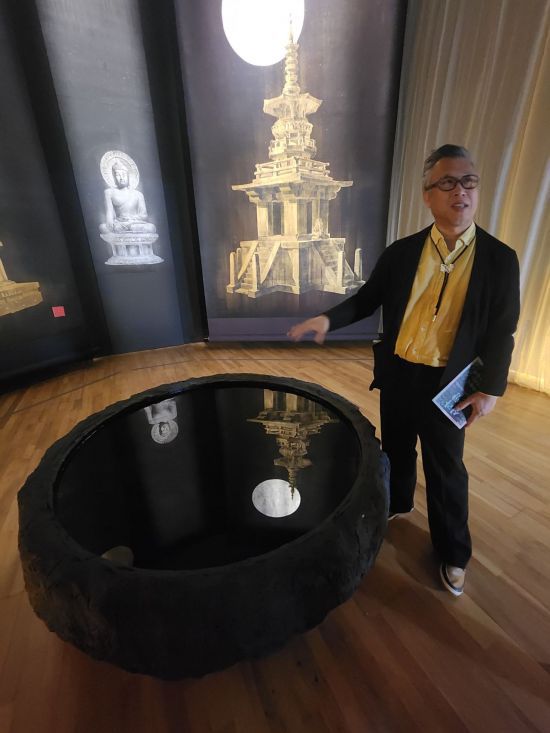 21일 솔거미술관에서 김민 작가가 자신의 작품에 관해 설명하고 있다. 서믿음 기자