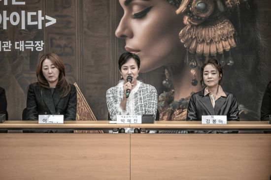 박혜진 서울시오페라단 단장이 21일 세종문화회관에서 열린 '아이다' 제작발표회에서 기자들의 질문에 답하고 있다.   [사진 제공= 세종문화회관]