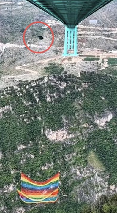 화강협곡대교에 설치된 '줄 없는 번지점프'의 모래주머니 실험 모습. 바이두