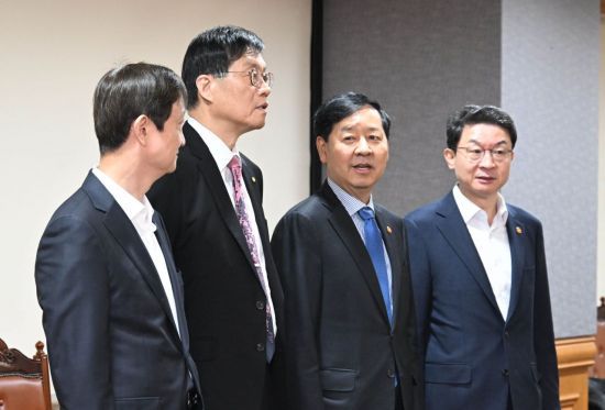 구윤철 경제부총리 겸 기획재정부 장관이 24일 서울 중구 은행연합회에서 열린 시장상황점검회의 시작에 앞서 기념사진을 찍고 있다. 왼쪽부터 이찬진 금감원장, 이창용 한은 총재, 구 부총리, 이억원 금융위원장.(사진출처:기획재정부)