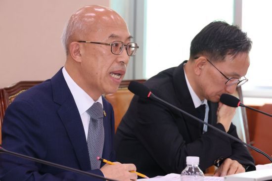 조원철 법제처장이 24일 서울 여의도 국회 법제사법위원회에서 열린 법제처에 대한 국정감사에서 위원 질의에 답하고 있다. 연합뉴스