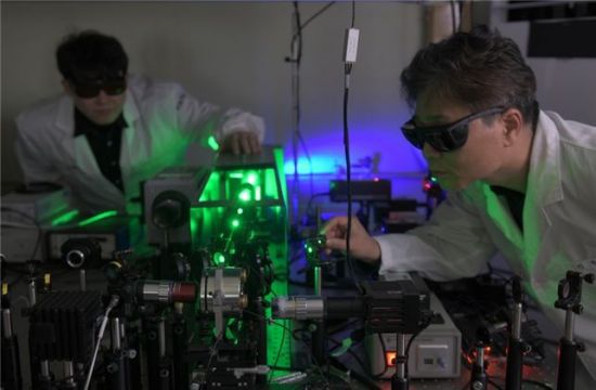 KRISS 김민주 박사후연구원(좌)과 이윤희 책임연구원(우)이 동적 다이아몬드 앤빌셀 장치를 통해 구현한 초과압수의 결정화 과정을 관찰하고 있다. KRISS 제공