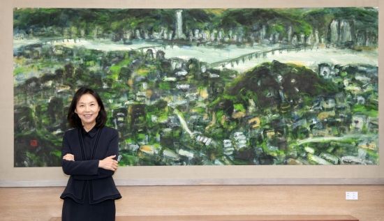 최호정 서울시의회 의장이 의장실에 걸린 서울의 '한강'이라는 작품 앞에서 포즈를 취하고 있다. 윤동주 기자