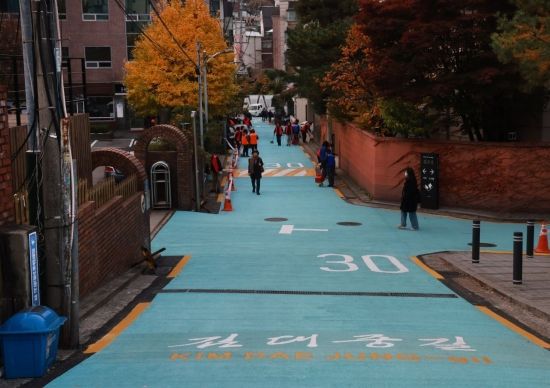 서울 마포구가 고 김대중 전 대통령 동교동 사저와 김대중도서관 주변 길을 김대중길로 명명한다고 밝히고 20일 명명식을 열었다. 사진 오른쪽이 김 전 대통령 사저다. 허영한 기자
