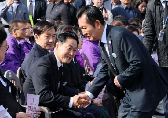 정청래 더불어민주당 대표와 장동혁 국민의힘 대표가 29일 서울 광화문광장에서 열린 '10.29 이태원 참사 3주기 기억식'에 참석, 인사를 나누고 있다. 2025.10.29 윤동주 기자