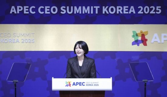 최수연 네이버 대표가 29일 경북 경주 예술의전당에서 열린 '2025 아시아태평양경제협력체 최고경영자 서밋(APEC CEO SUMMIT)'에서 주제발표 하고 있다. 2025.10.29 강진형 기자