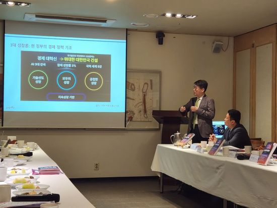 신간 '2026 한국경제 대전망' 저자 이근 서울대학교 명예교수가 29일 서울 중구의 한 음식점에서 출간 기념 간담회 중 발표하고 있다. 서믿음 기자