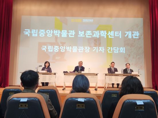 유홍준 국립중앙박물관 관장이 28일 서울 용산구 국립중앙박물관에서 기자간담회를 하고 있다. 서믿음 기자