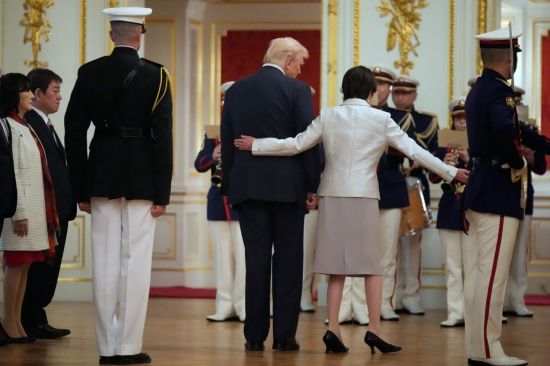 이날 AP통신 등 외신은  트럼프 대통령이 의장대 사열 도중 잠시 어디로 갈 지 방향을 잃어 다카이치 총리가 허리에 손을 얹고 그를 안내하는 모습이 포착됐다고 보도했다. AP연합뉴스