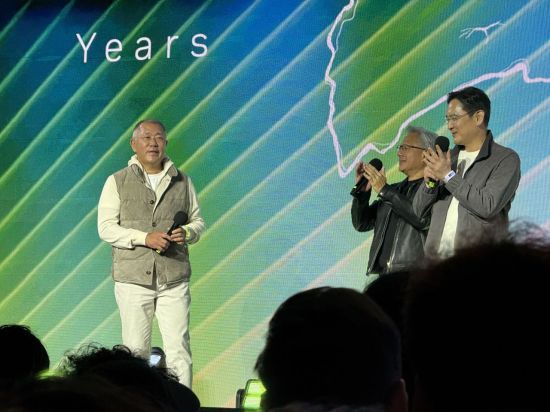 젠슨황 엔비디아 최고경영자(CEO)가 30일 코엑스에서 열린 엔비디아 그래픽카드(GPU) '지포스' 한국 출시 25주년 행사에서 고(故) 이건희 삼성전자 회장과의 오래된 인연을 꺼내며 한국과의 특별한 관계를 강조했다. 이재용 삼성전자 회장과 정의선 현대자동차그룹 회장도 참석했다. 사진 백종민 기자