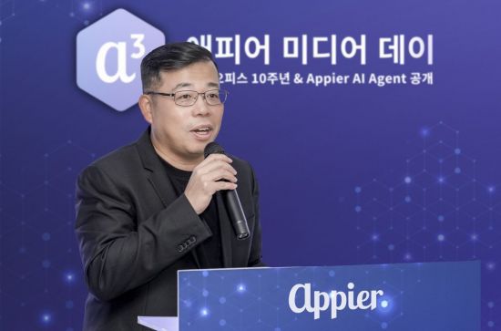 애피어 공동설립자이자 CEO 치한 위(Chih-Han Yu)가 애피어의 AI 에이전트 8종을 소개하고 있다.