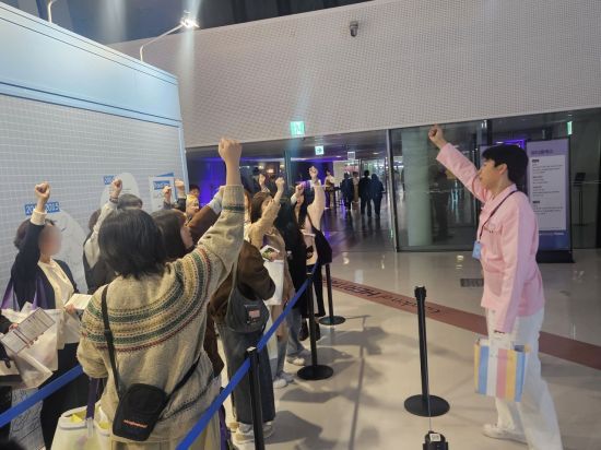 프랑스 클린뷰티 브랜드 '라로제' 부스 대기줄에서 직원들과 방문객들이 가위바위보를 하는 모습. 박재현 기자