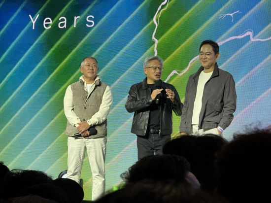 젠슨 황 엔비디아 최고경영자(CEO)가 30일 코엑스에서 열린 엔비디아 그래픽카드(GPU) '지포스' 한국 출시 25주년 행사에서 고(故) 이건희 삼성전자 회장과의 오래된 인연을 꺼내며 한국과의 특별한 관계를 강조했다. 이날 행사에는 이재용 삼성전자 회장과 정의선 현대자동차그룹 회장도 참석했다. 사진 백종민 기자