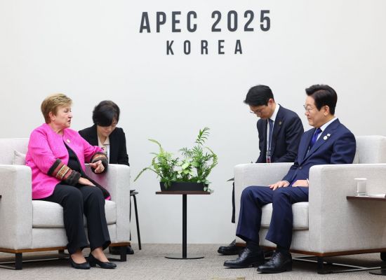 이재명 대통령이 31일 APEC 정상회의장인 경북 경주화백컨벤션센터에서 크리스탈리나 게오르기에바 국제통화기금(IMF) 총재를 접견하고 있다. 연합뉴스