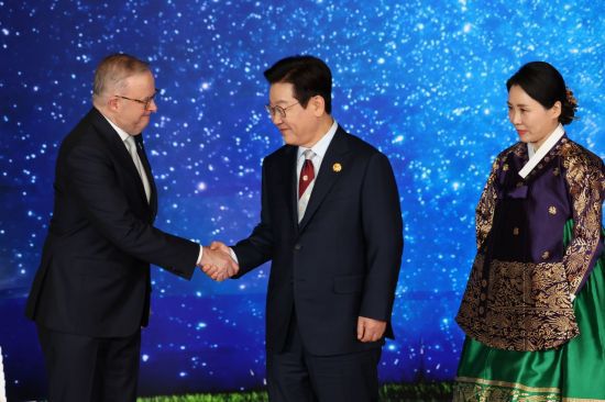 이재명 대통령과 김혜경 여사가 31일 경북 경주시 라한셀렉트호텔에서 열린 2025 아시아태평양경제협력체(APEC) 정상회의 갈라만찬 영접장에서 앤서니 앨버니지 호주 총리를 맞이하고 있다. 연합뉴스