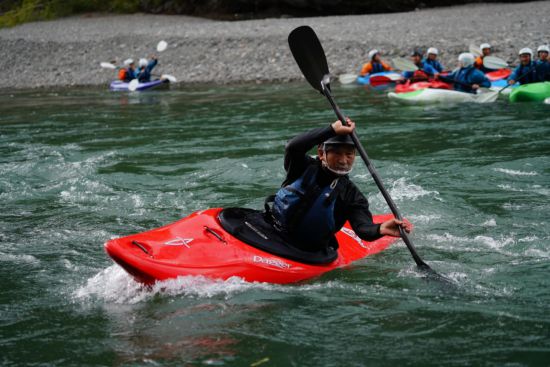 카약킹을 즐기는 다쓰노씨. 다쓰노 이사무 페이스북.