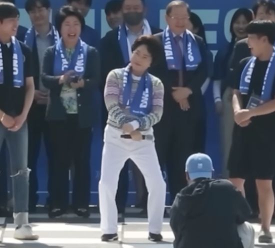 이길여 가천대학교 총장이 2023년 가천대학교 축제에서 단상에 올라 싸이의 '강남스타일' 말춤을 추고 있다. 유튜브 캡처