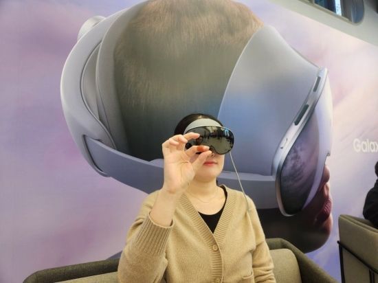 기자가 '갤럭시 XR'로 클릭 버튼을 실행하고 있다. 손가락으로 집게 모양을 만들면 클릭 버튼을 누르는 효과가 있다. 사진=박유진 기자