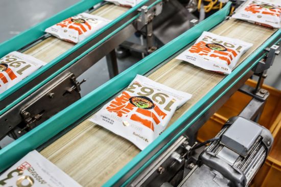 '삼양 1963' 제품 공정 사진. 삼양식품 제공.