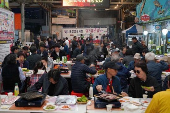 홍성상설시장 '고기 굽는 날' 행사장에서 고기를 먹고 있는 사람들의 모습. 홍성군청