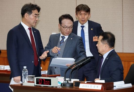 신성범 국회 정보위원장(오른쪽)이 4일 서울 서초구 국가정보원에서 열린 2025년도 국정감사에서 여야 간사와 대화하고 있다. 왼쪽부터 이성권 국민의힘 의원, 박선원 더불어민주당 의원. 신 위원장. 2025.11.4 김현민 기자