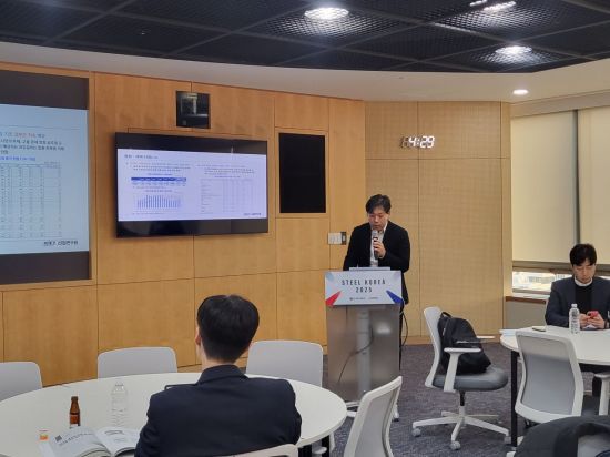 이재윤 산업연구원 연구위원이 4일 서울 포스코센터에서 열린 '스틸코리아 2025' 에서 발표를 하고 있다. 심성아 기자
